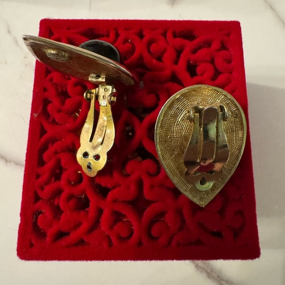 ⚜️3 for $30⚜️ Vintage Tear Drop Clip On Stud Earring (Black Cabochon) - Picture 5 of 9